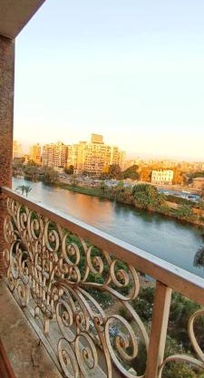 شقه بوسط المدينة على النيل مباشره