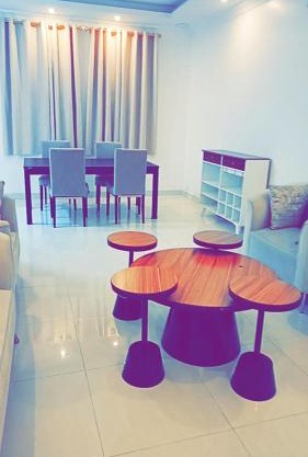 فيلا بغرفة نوم ومجلس ومسطح اخضر