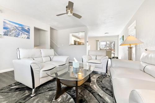 ᨒStylish 4BR - Movie Lounge - 10 min to Ft Carsonᨒ