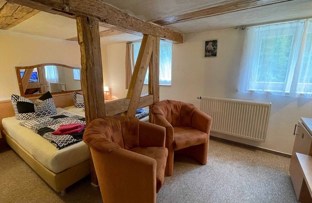 04 double room overlooking park and fish ladder - Insel-Hotel Dobbertin
