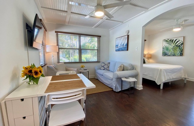 1/1 steps from downtown w/bikes. clean & comfortable
