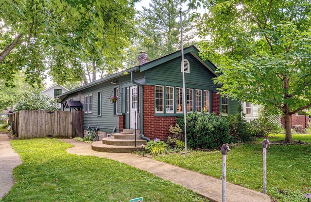 1/2 Mi to Indy Motor Speedway: Home w/Yard!