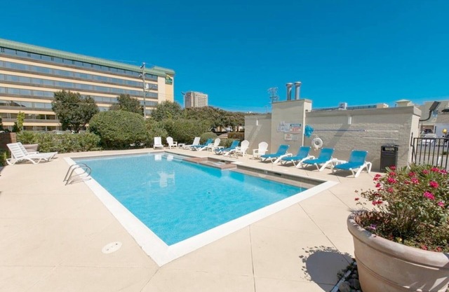 1.5 Blocks from the Beach & Boardwalk! Walking distance to restaurants & shops!