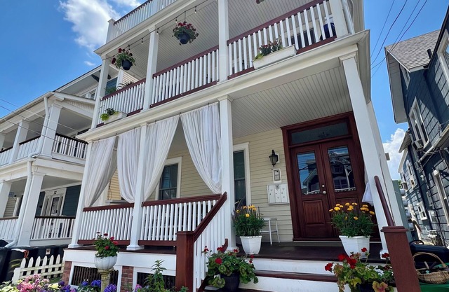 1.5 blocks to beach, sleeps 4, front porch & beach passes! Charming & spacious