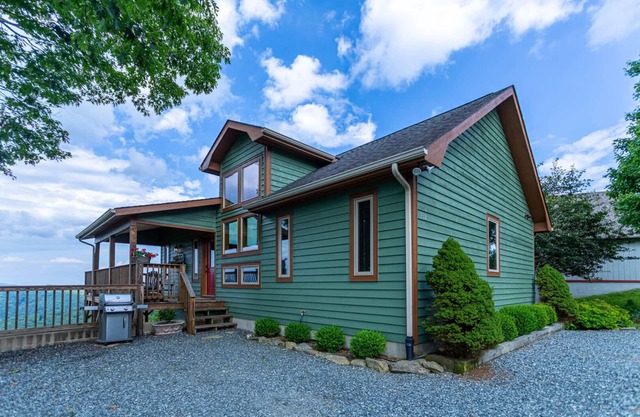 1 Amazing View - Great location, cozy, Foosball table and hot tub!