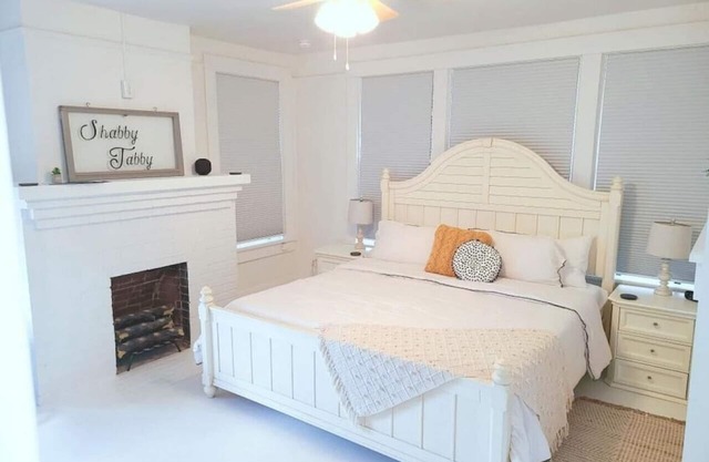 1 bdrm upstairs unit near downtown w/free