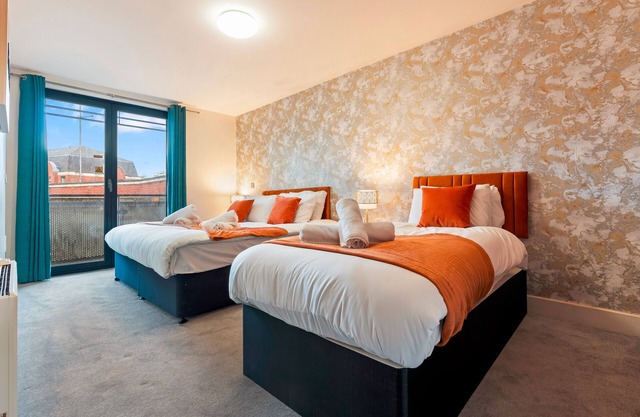 1 Bed Apartment Sleeps 5 - Balcony - WiFi & Tv