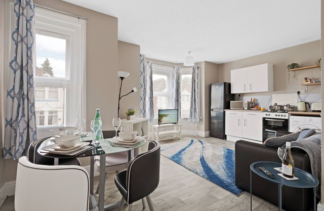 1 Bed Apartment with Parking & close to Southampton Train Station & Common Park
