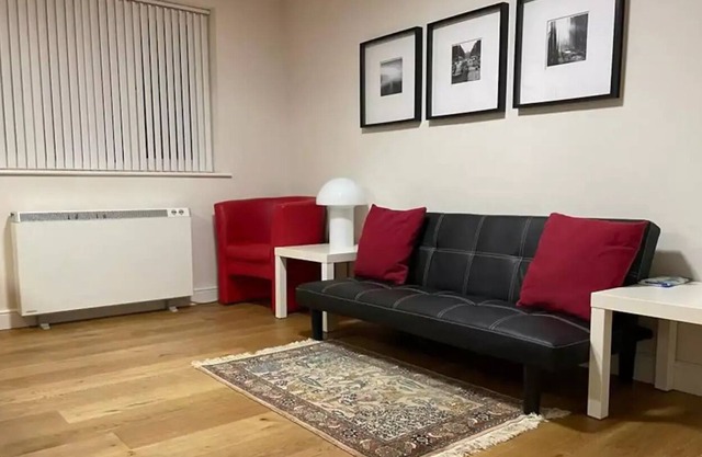 1 bed flat close to DLR station with free parking and wifi