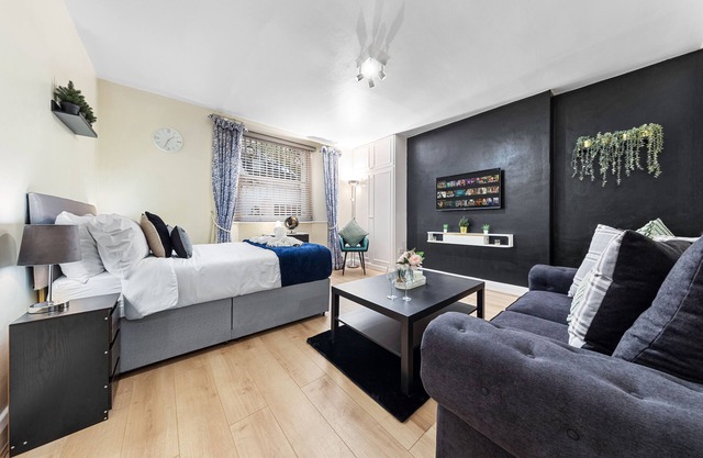 1 Bed Flat - Sleeps 5 - Pets - Parking - Wifi