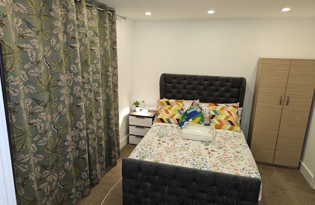 1 Bed Flat - Sleeps 2 - Parking - Garden