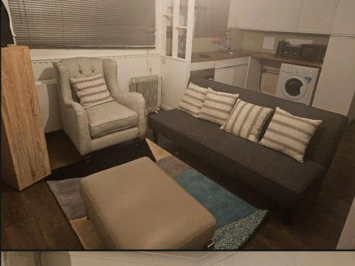 1 Bed House Sleeps 2 -Free Parking -Tv