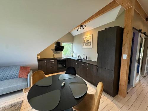 1 Bed Loft Sleeps 4 -Hot Tub Sauna & Pets Ok