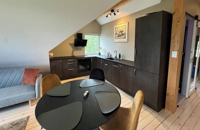 1 Bed Loft Sleeps 4 -Hot Tub, Sauna & Pets Ok