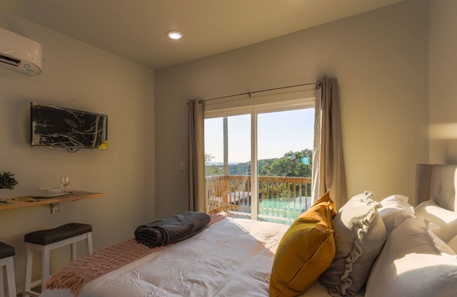 1 Bed | Private Waterfront Tiny Home on Canyon Lake | 4B, Private Waterfront Tiny Home on Canyon Lak