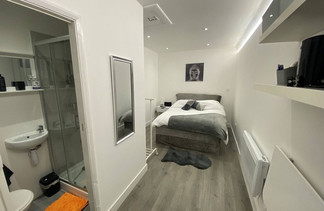 1 Bed Studio - Sleeps 2 - Smoking - Parking - Wifi