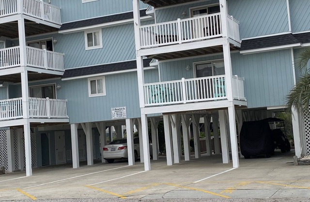 1 Bedroom 1 Bath 3rd Floor Condo @ Dockside Landing. Close walk to the beach!
