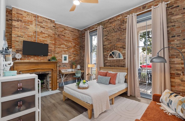 1 bedroom, 1 bathroom studio apartment in Downtown Augusta