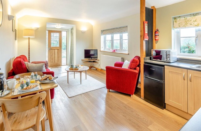 1 bedroom accommodation in Ridgeway Cross, near Malvern