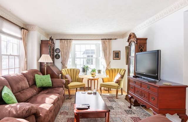 1-Bedroom and 1.5 Bath Townhouse Condo Centrally-Located Near Fidelity and BAE