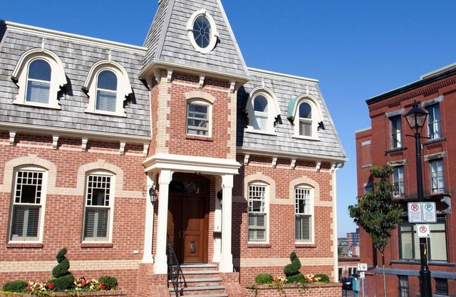 1 bedroom apt in Saint John Uptown historical building . Wi-fi and sec cameras.