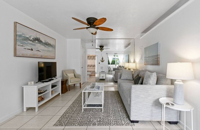 1 bedroom boutique apartment by the beach