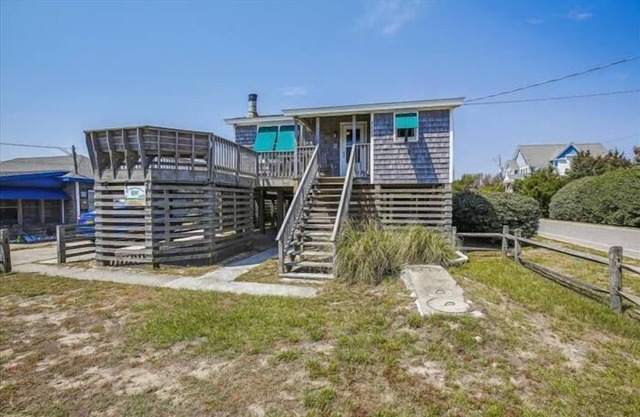 1 bedroom classic Nags Head cottage! Right across the street from the beach!