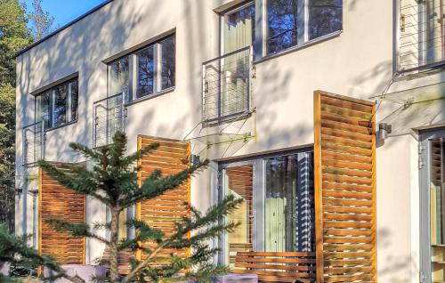 1 Bedroom Cozy Apartment In Okoniny Nadjeziorne