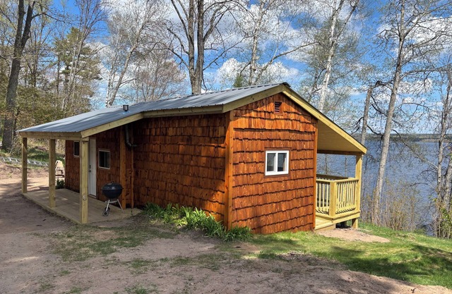 1 bedroom lake front cabin with outdoor hot tub