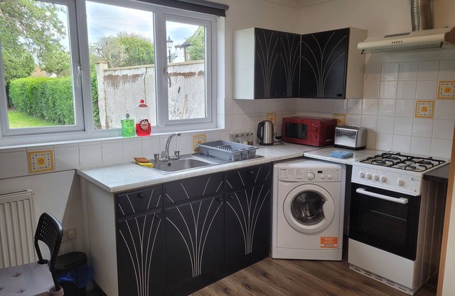 1 Bedroom - Sleeps 3 - Free Parking