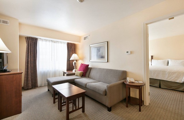 1 Bedroom Suite | FREE Breakfast + Laptop-friendly