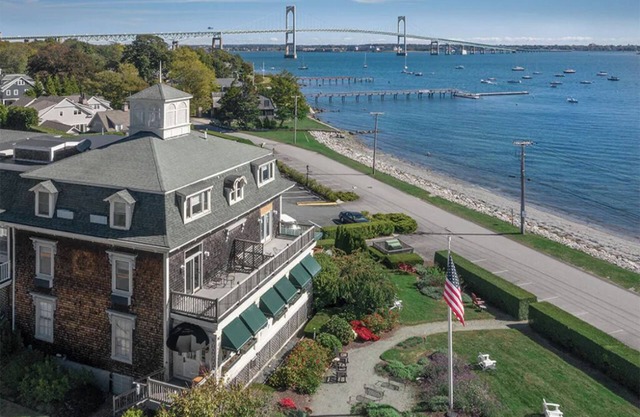 1 Bedroom Suite, Sleeps 4, w/Kitchenette Overlooking Bay, 10 Min from Newport!
