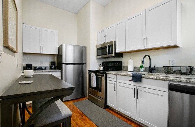 1-Bedroom Victorian Steps from Cleveland Clinic