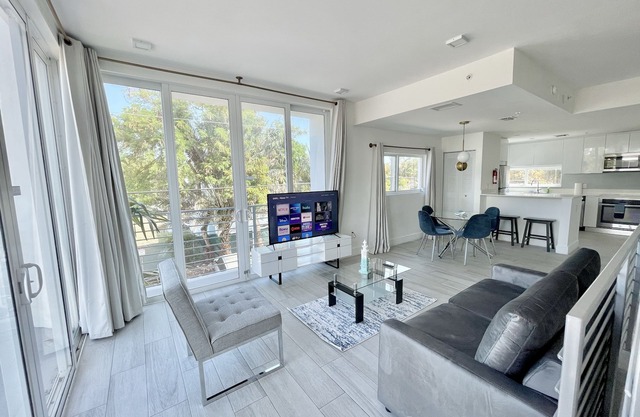 *1 Block From Beach* Private Hot Tub* Rooftop Terrace*