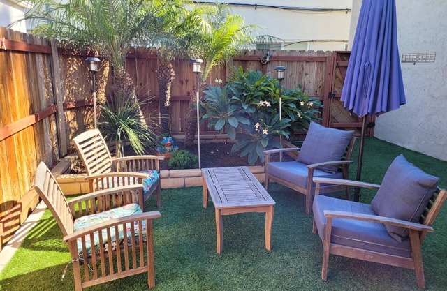 1 block from the beach, family friendly, w/private backyard & air conditioning