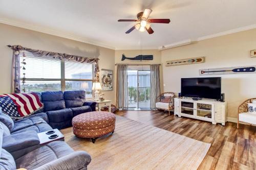1 block from the beach next to Ft Clinch State Park and 2 miles from Historic Centre Street