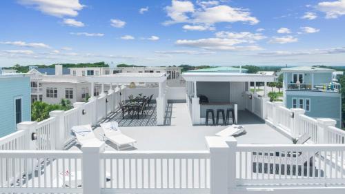 1 Block to Beach Newly Renovated 6BDR w Rooftop Views Sand Dune by AvantStay