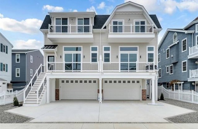 1 Block to Beach Mid-Island Elevator and a Pool Dreams do come true