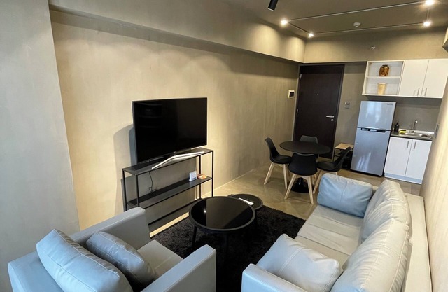 1 BR LUXURY CONDO. 1 MINUTE WALK TO AYALA CENTRIO! HEART OF THE CITY