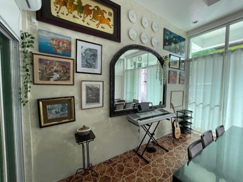 1-BR spacious lofted apartment near BGC Taguig City (THR105)