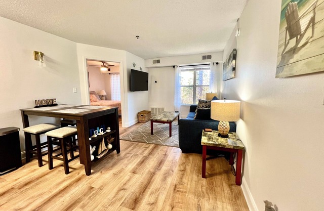 1 BR Walk to Shops, pool & Restaurants, 5 min to Beautiful Beaches! Full Kitchen