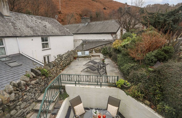 1 BRONRALLT, pet friendly, character holiday cottage in Conwy