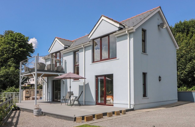 1 BRYN BEUDY, pet friendly, with hot tub in Stepaside