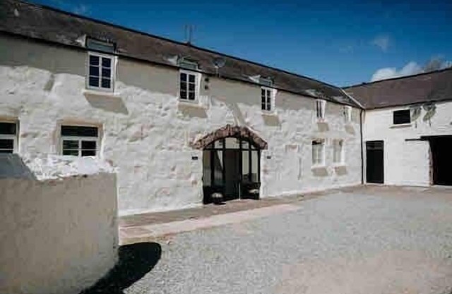 1 Courtyard cottage with hot tub and walled garden