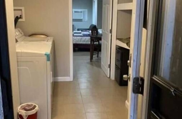 1 Delightful NW DC Studio Apt with Private Parking