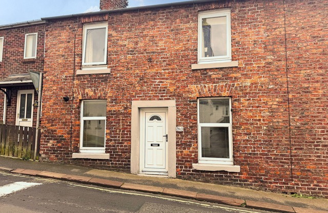 1 EDEN COTTAGES, pet friendly, with a garden in Corby Hill