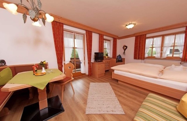 (1) Ein-Raum-Ferienwohnung 35qm, 1-3 Personen, Dusche/WC, Wohn-Schlafraum, separate Küche, großer Balkon