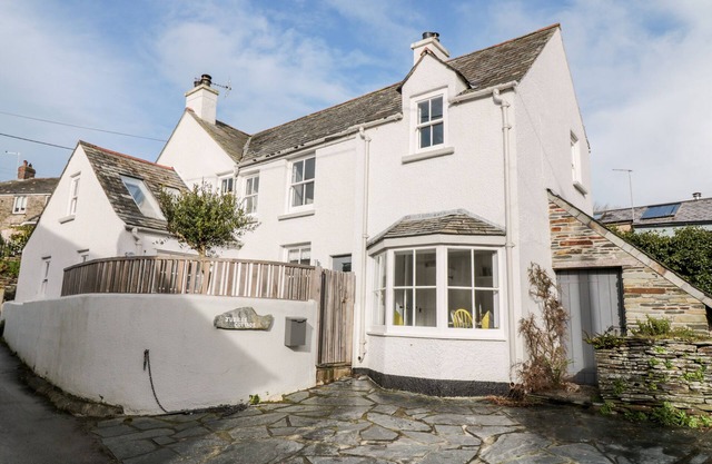 1 JUBILEE COTTAGE, pet friendly, with open fire in Trebarwith Strand
