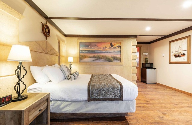 1 King Bed, 1 Queen Bed in a separate room, Walk to Beach, Pet Friendly