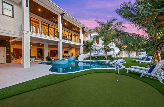 #1 Luxury Vacation Home - 2 Story Waterpark Slide w/Resort Pool - Lake Views